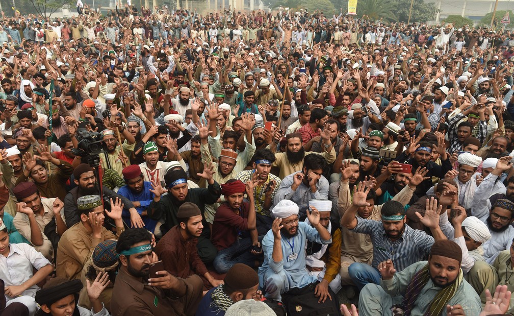 Integrante do Tehreek-e-Labbaik Pakistan (TLP) participam de protesto na quinta-feira (1º) contra a decisão da Suprema Corte sobre a cristã paquistanesa Asia Bibi. Ela foi absolvida e sua condenação à pena de morte foi anulada — Foto: Arif Ali / AFP