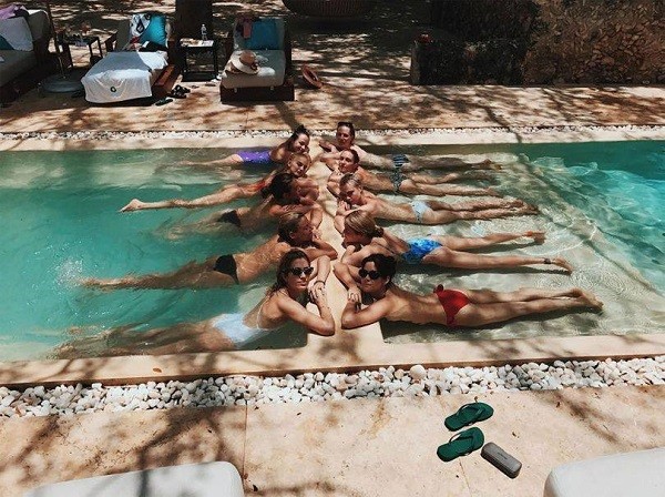 Cara Delevingne e nove amigas posam de biquíni em uma piscina natural  (Foto: Reprodução Instagram )