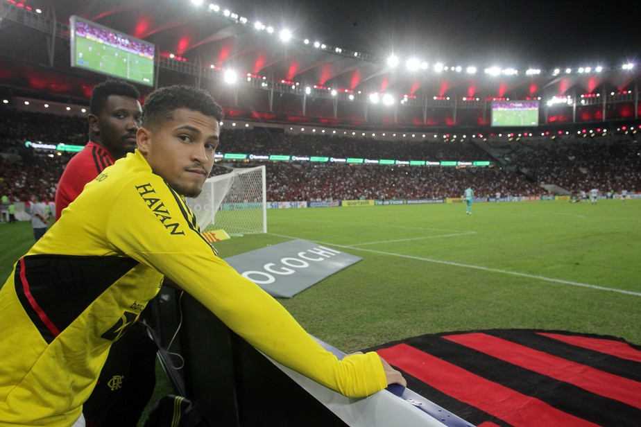 João Gomes, jogador do Flamengo, se recusa a romper com acerto com o Wolverhampton