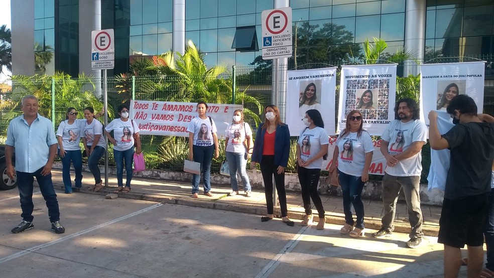 Fam&iacute;lia da enfermeira Vanessa Carvalho protesta em frente ao F&oacute;rum Criminal de Teresina &mdash; Foto: Reprodu&ccedil;&atilde;o Pessoal