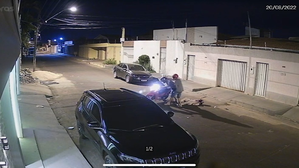 Motociclista é derrubada de motocicleta e suspeitos fogem no veículo em Imperatriz — Foto: Divulgação/Redes Sociais