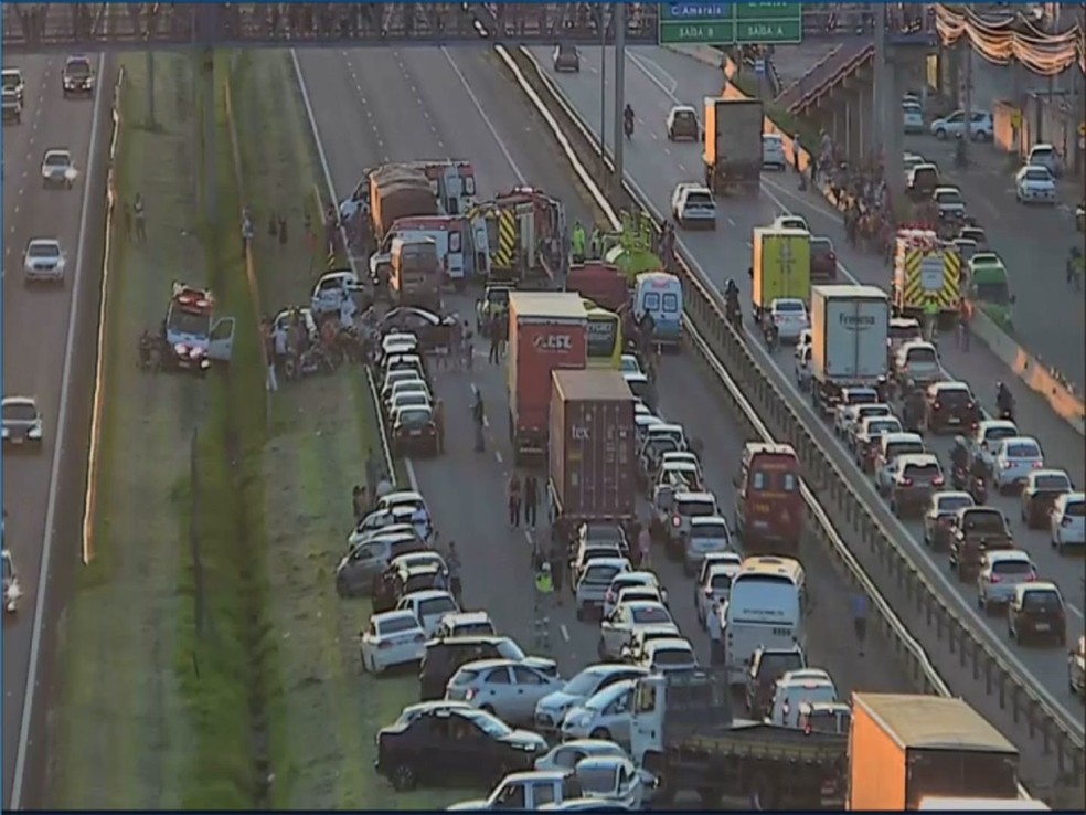 Acidente bloqueia trecho da Rodovia D. Pedro I, em Campinas (SP), nesta terça-feira (24) — Foto: Reprodução