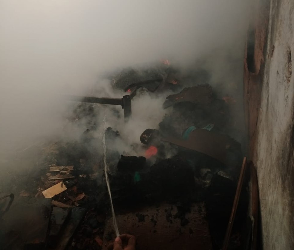 Residência foi atingida por incêndio em Panorama — Foto: Lucilene Marques da Silva/Cedida