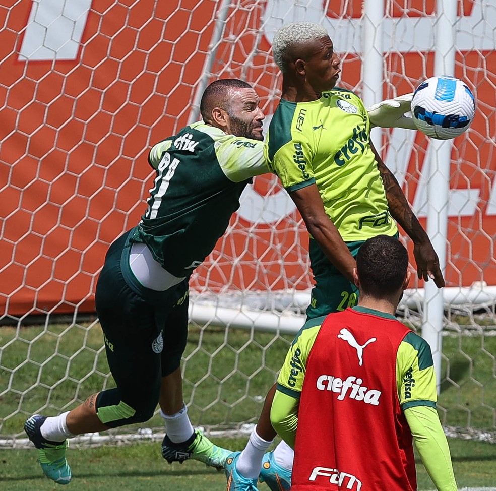Weverton e Danilo durante treino do Palmeiras na Academia de Futebol — Foto: Cesar Greco