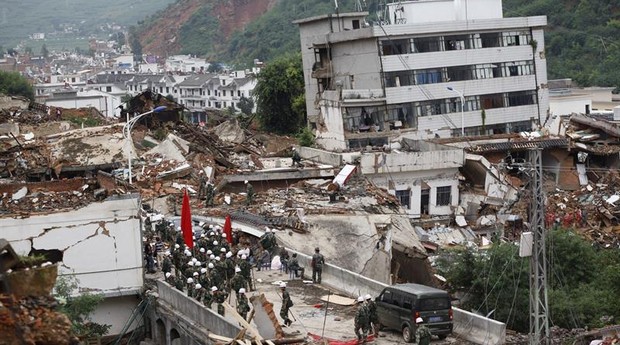 Casas e prédios destruídos após terremoto atingir sudoeste da China (Foto: Agência EFE)