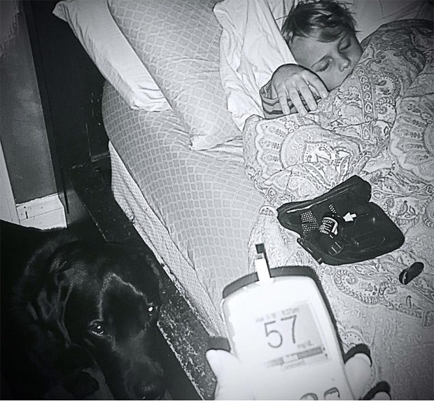 Mãe registra o momento em que fez o teste no filho, após ser acordada pelo cachorro (Foto: Reprodução/ Facebook)