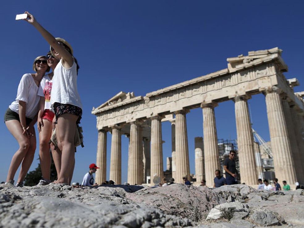 Turistas fazem selfie — Foto: Reuters