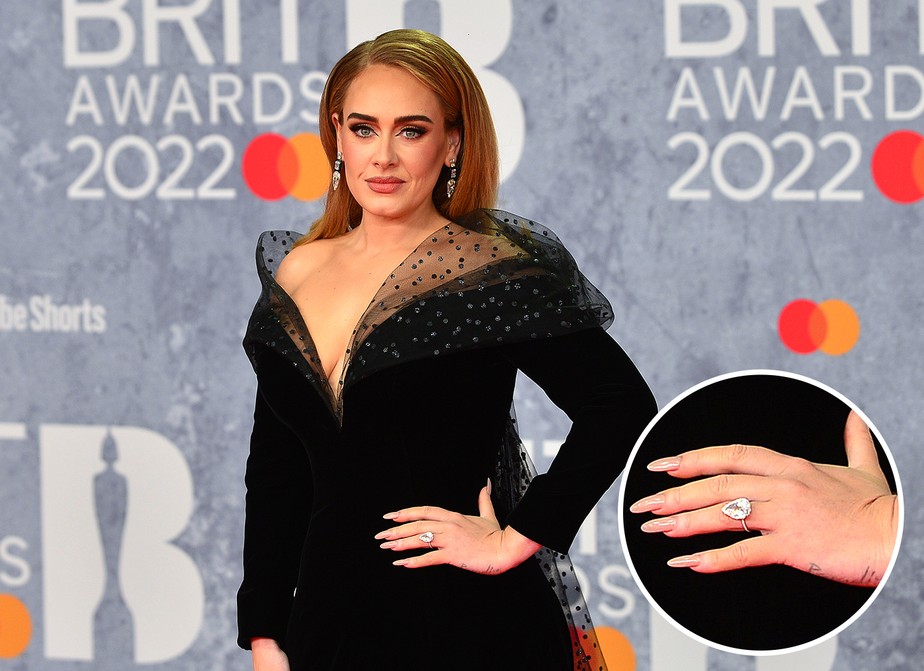 Adele com o anel de noivado