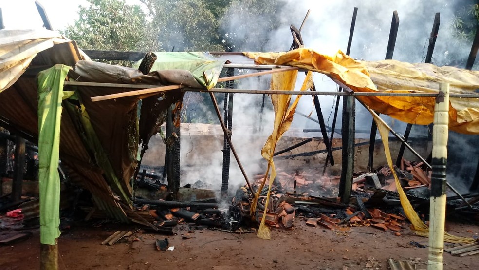 Casa foi completamente destruída em incêndio — Foto: Divulgação/Corpo de Bombeiros