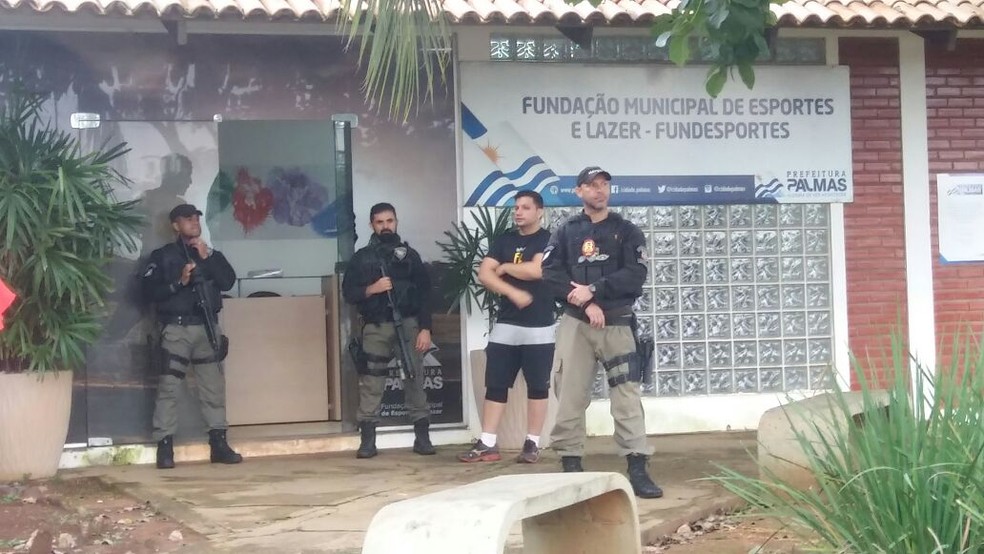 Policiais civis cumpre mandado de busca e apreensão na Fundação Municipal de Esportes e Lazer (Foto: Dinaredes Parente/TV Anhanguera)