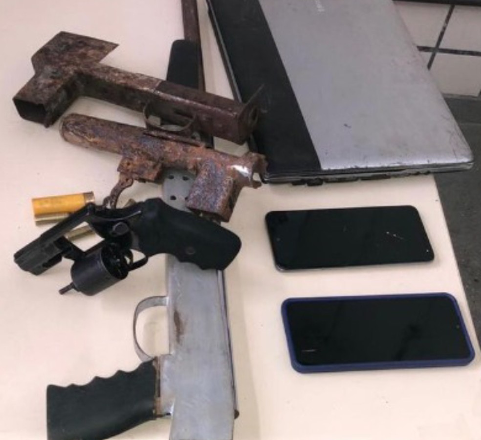 Armas, celulares e notebook foram apreendidos — Foto: Centro de Inteligência da Polícia Militar