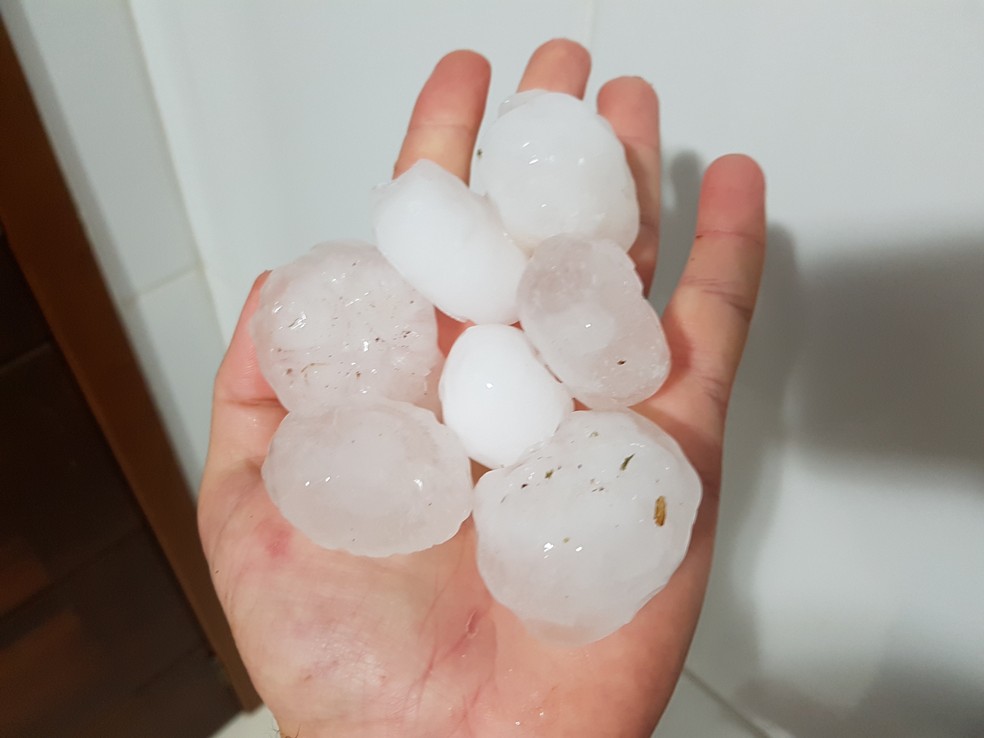 A chuva de granizo durou 5 minutos e danificou cerca de 4 mil casas na noite de sexta-feira (29) (Foto: Ivair Malagi/Arquivo pessoal)