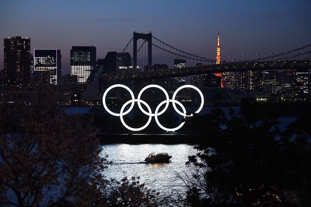 TOKYO, JAPAN - MARCH 25: A boat sails past the Tokyo 2020 Olympic Rings on March 25, 2020 in Tokyo, Japan. Following yesterdays announcement that the Tokyo 2020 Olympics will be postponed to 2021 because of the ongoing Covid-19 coronavirus pandemic, IOC o (Foto: Getty Images)