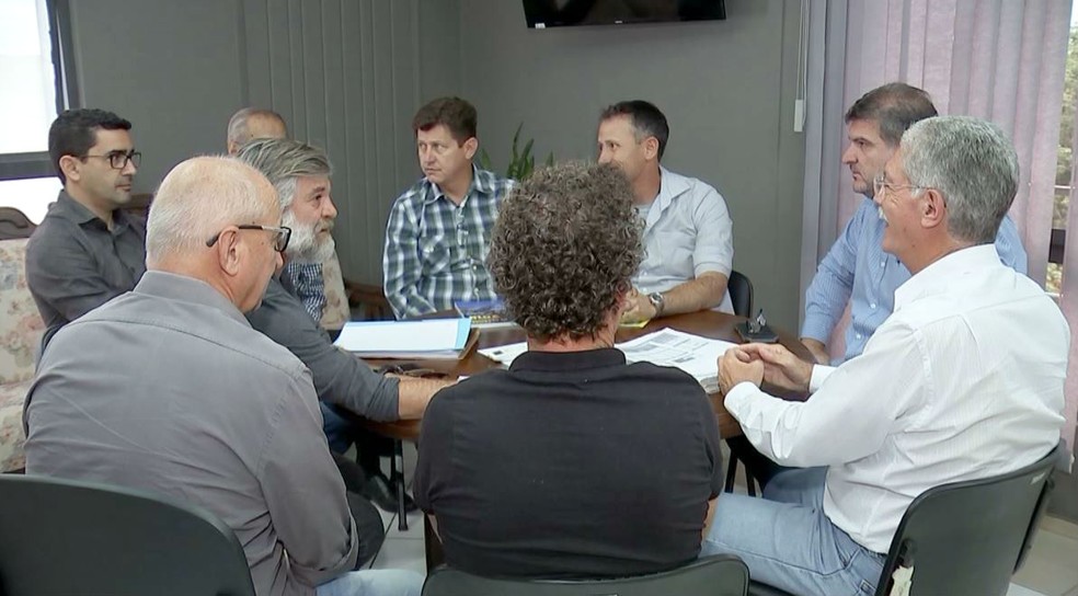 Prefeitura de Bauru estuda locação emergencial de caminhões para coleta de lixo — Foto: TV TEM/Reprodução