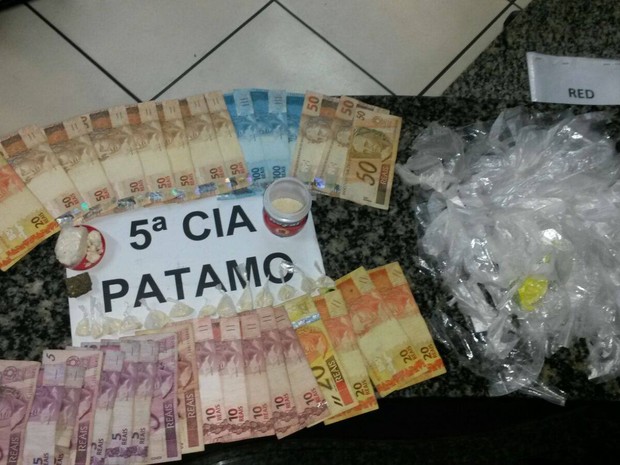 Drogas e dinheiro foram apreendidos na ação da PM (Foto: Divulgação/ PM)