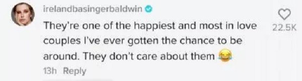 O comentário de Ireland Baldwin em defesa de Hailey Baldwin e Justin Bieber (Foto: TikTok)