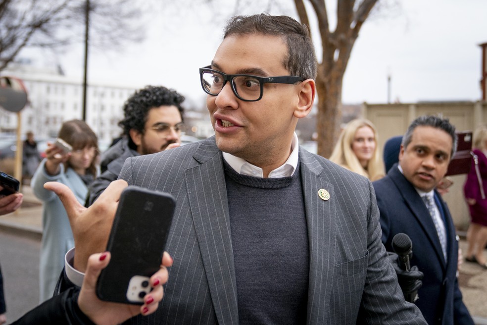 O deputado George Santos, republicano de Nova York, deixa uma reunião da conferência do Partido Republicano na Câmara no Capitólio, em Washington, em 25 de janeiro de 2023 — Foto: Andrew Harnik/AP