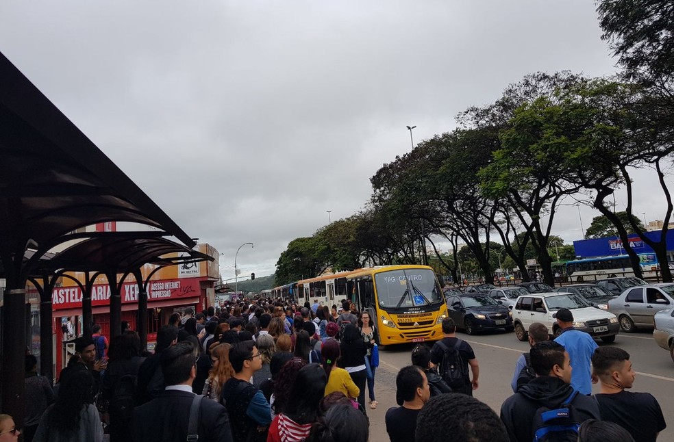 Parada de ônibus no centro de Taguatinga fica lotada devido a problema no metrô (Foto: Janildo Mota/Arquivo pessoal)