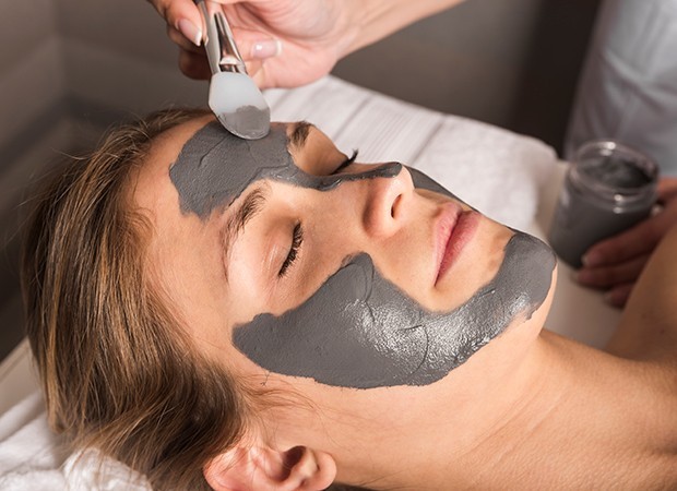 Máscara facial de argila ajuda a controlar oleosidade da pele e eliminar poros dilatados (Foto: Freepik)