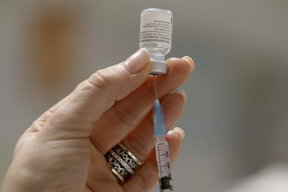 Profissional de saúde prepara dose da vacina contra a Covid-19 da Pfizer/BioNTech. — Foto: Gil Cohen-Magen/AFP 