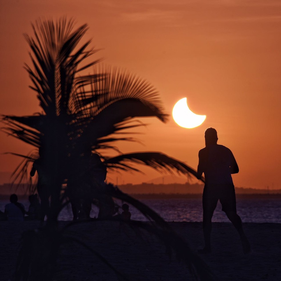 Imagens do eclipse parcial do sol em Fortaleza, Ceará. (Foto: Luciana Otoch/Arquivo Pessoal)