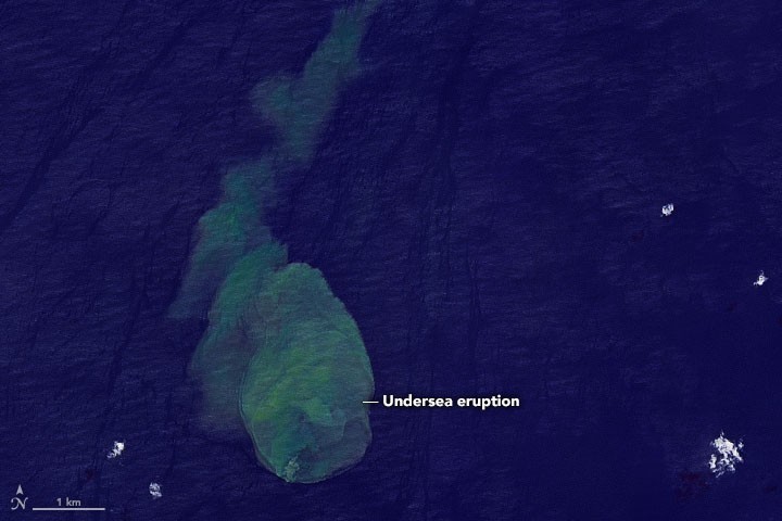 Famoso lar de tubarões, vulcão submarino entra em erupção (Foto: Divulgação/ NASA)