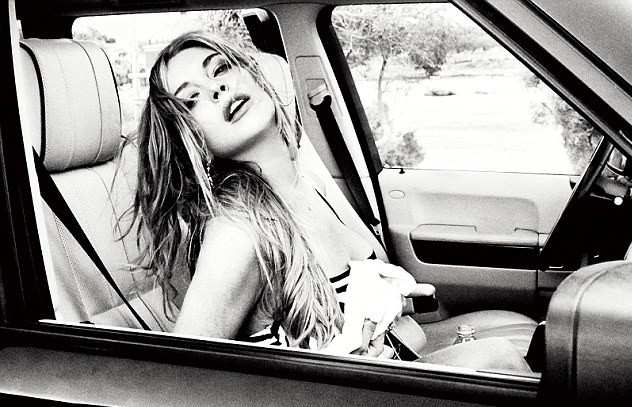 Lindsay Lohan em ensaio para a revista Notofu (Foto: reprodução)