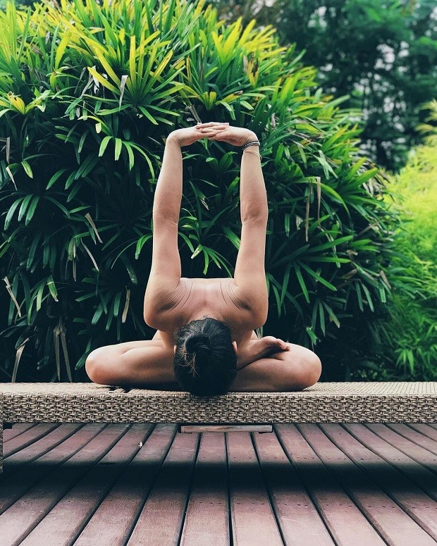 Isis Valverde faz pose de ioga (Foto: Reprodução/ Instagram)