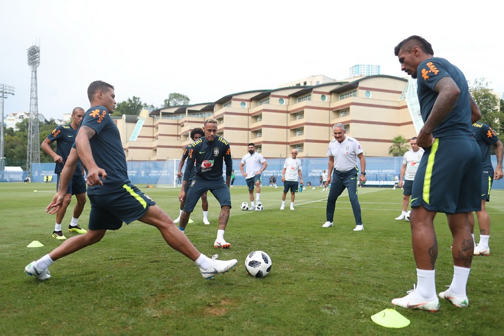 Tite participa do bobinho durante treino da seleÃ§Ã£o brasileira (Foto: Lucas Figueiredo/CBF)