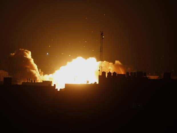 Bola de fogo é vista no norte da Faixa de Gaza após ataque supostamente promovido por Israel (Foto: AP Photo/Adel Hana)