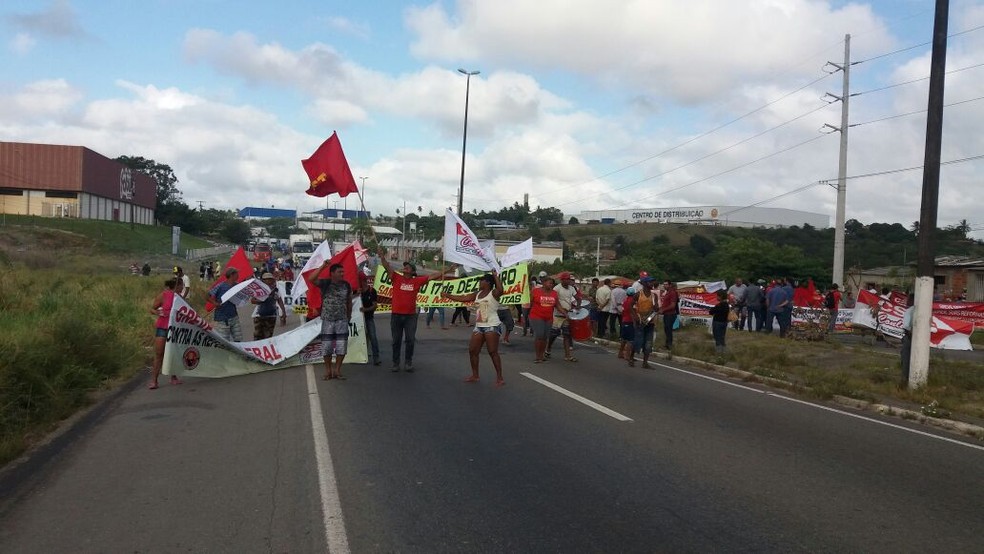 Manifestantes interditam os dois sentidos da BR-235 (Foto: Anderson Barbosa, G1)