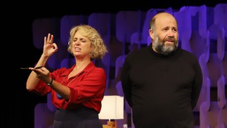 Otávio Muller e Letícia Isnard na peça "O caso" — Foto: Guga melgar/Divulgação