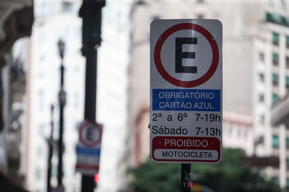 Placa indica estacionamento de Zona Azul na cidade de São Paulo — Foto: Felipe Rau/Estadão Conteúdo