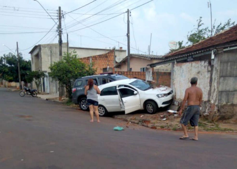 Carro e viatura da PM batem durante perseguição em Assis — Foto: The Brothers/Divulgação