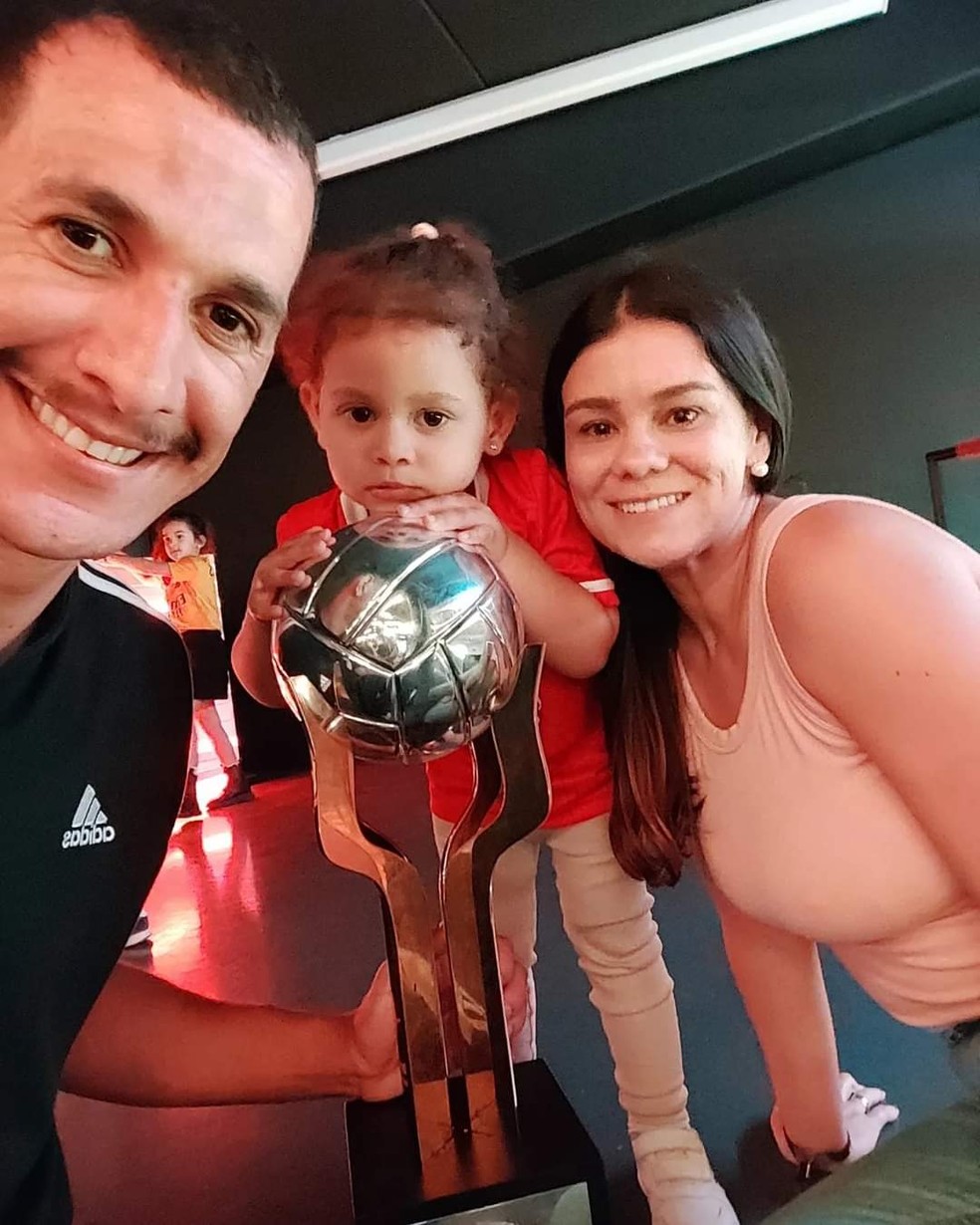 Thales Falcão com filha, esposa e o troféu de campeão português — Foto: Arquivo Pessoal