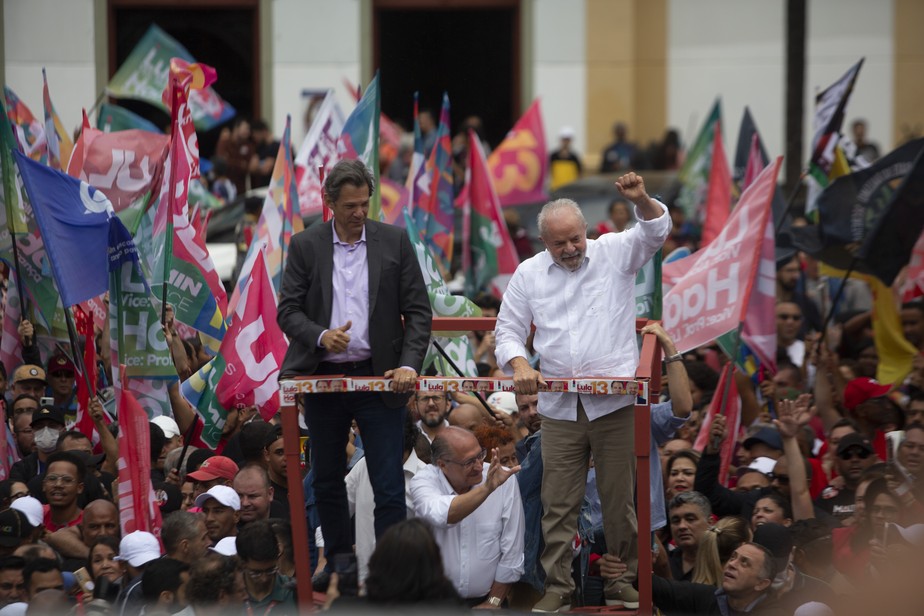 O ex-prefeito Fernando Haddad (PT), à esquerda, e o ex-presidente Luiz Inácio Lula da Silva (PT) em ato de campanha em Guarulhos (SP) em 7 de outubro de 2022