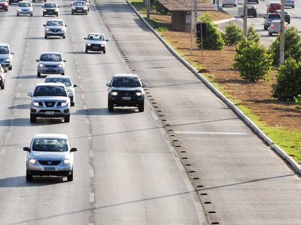 Carros do DF circulalm ao lado de faixa exclusiva (Foto: Foto: Pedro Ventura/Agência Brasília)