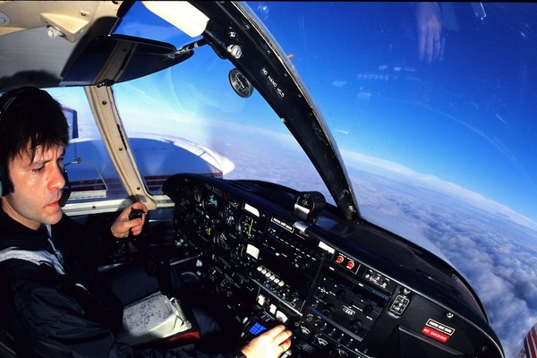 O músico Bruce Dickinson pilotando um avião (Foto: Getty Images)
