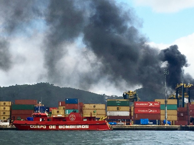 Embarcações são utilizadas para levar água do mar até local do incêndio em Santos, SP (Foto: Fabiana Faria/G1)