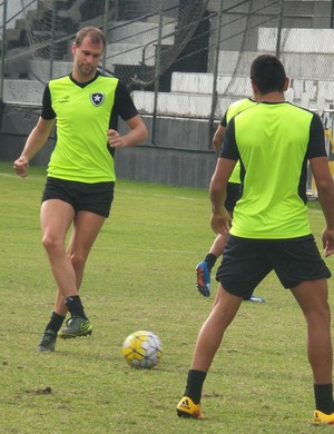 Carli treina na manhã de sábado em General Severiano (Foto: Twitter oficial do Botafogo)