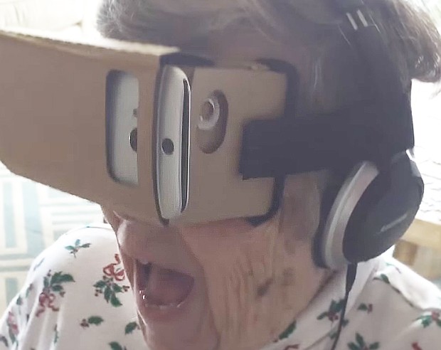 Idosa de 88 anos usa óculos de realidade virtual pela primeira vez (Foto: Reprodução/YouTube)
