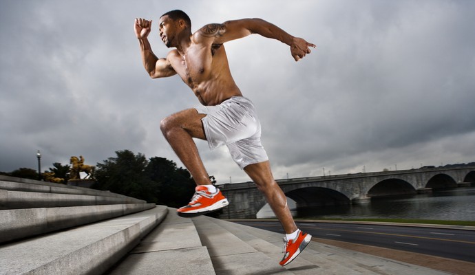 Homem correndo na escada músculos euatleta (Foto: Getty Images)