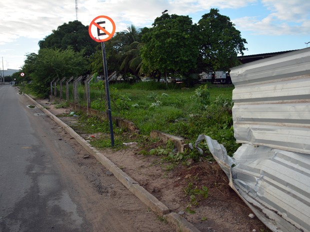 Motorista bateu na cerca e invadiu o terreno da Seds, em João Pessoa (Foto: Walter Paparazzo/G1)