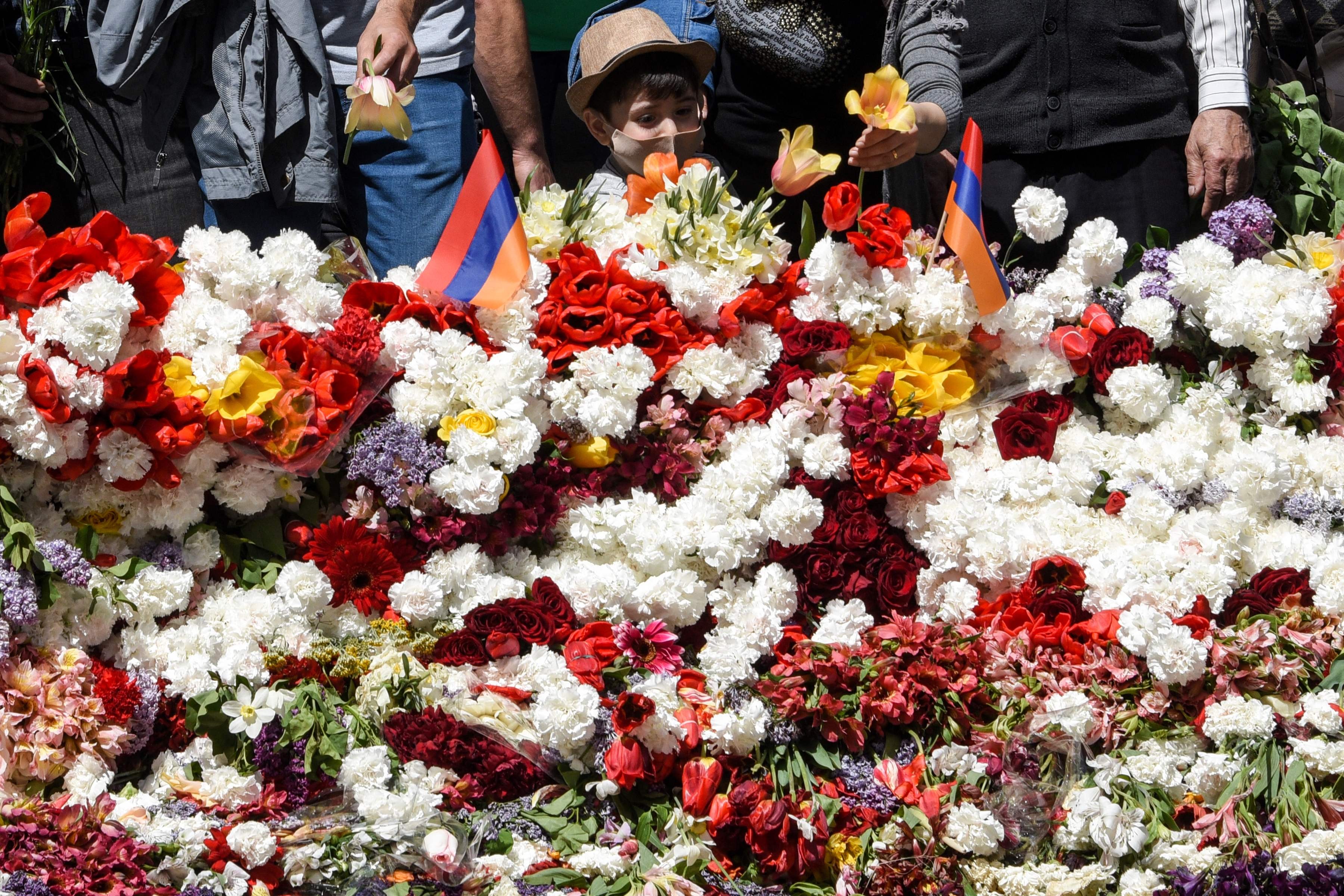 Menino deposita flores em memorial para armênios mortos no Império Otomano durante a Primeira Guerra Mundial, em Ierevan, capital da Armênia 