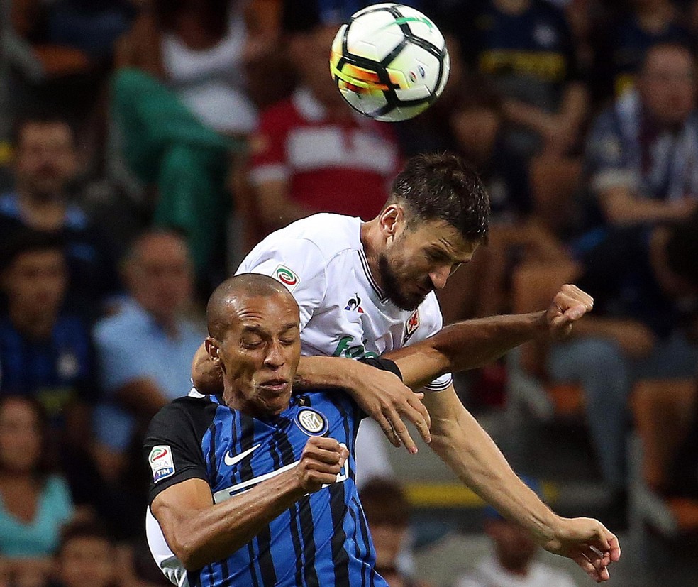 Miranda em ação diante da Fiorentina (Foto: EFE)