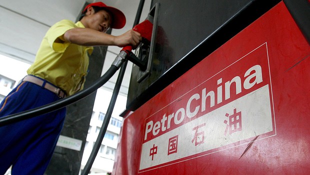 Frentista abastece carro com combustível da PetroChina (Foto: Getty Images)