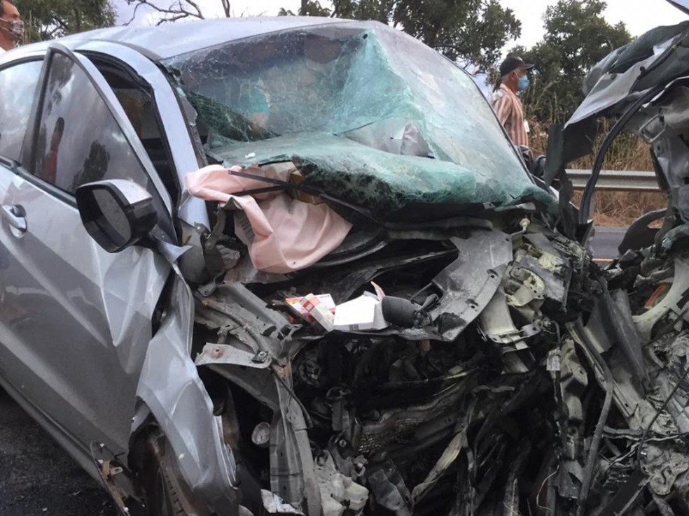 Acidente entre dois carros mata cinco pessoas na BR-020, em Flores de Goiás  — Foto: Divulgação/PRF-DF
