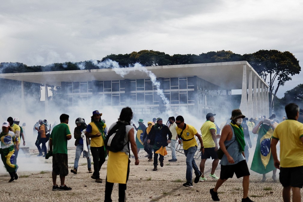 Criminosos ocupam a Praça dos Três Poderes em meio à fumaça, reprimidos pela polícia em Brasília — Foto: Ueslei Marcelino/Reuters