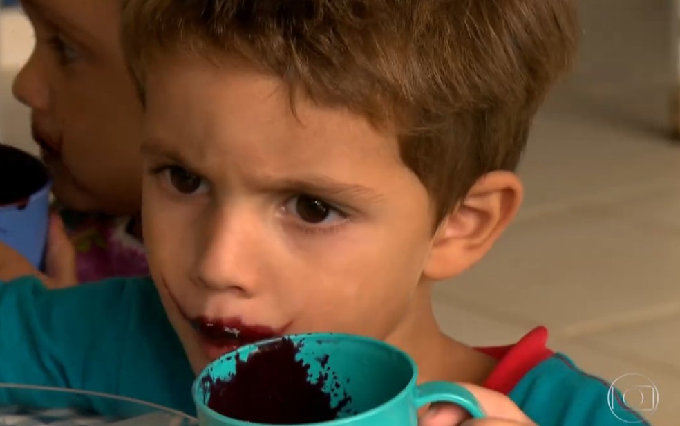 Suco da juçara é servido em escolas de Ubatuba — Foto: TV Globo