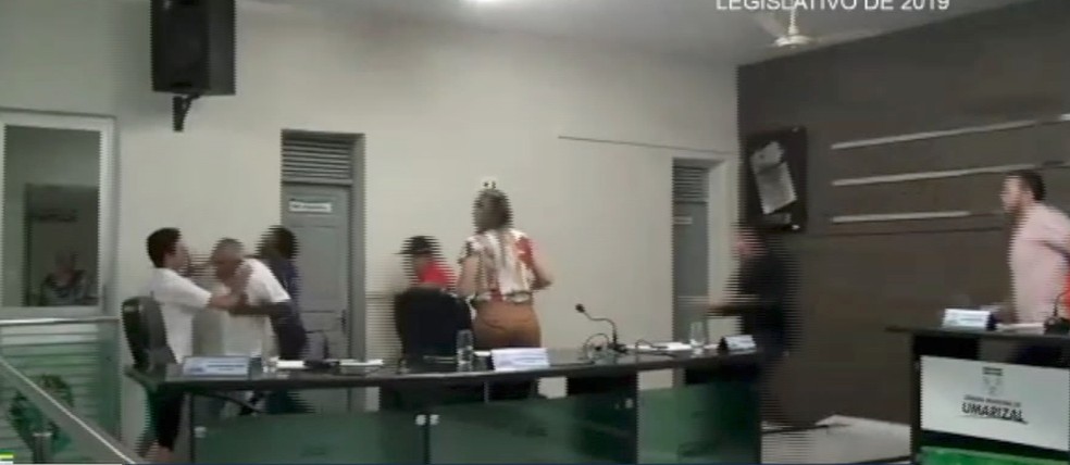 Vereador levanta e vai em direção a blogueiro. Outros vereadores separaram a briga — Foto: Reprodução